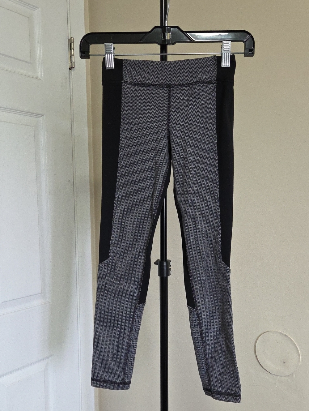 Ivivva Girls' Black and Gray Panel Leggings